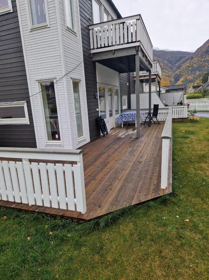 Hillegard Apartment Lærdalsøyri Екстериор снимка